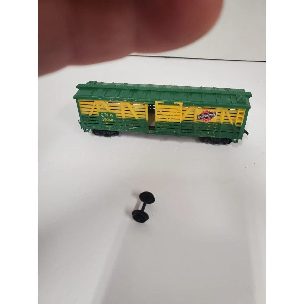 LIFE-LIKE HO SCALE CNW 15040 CHICAGO NORTH WESTERN STOCK CATTLE CAR - Broken